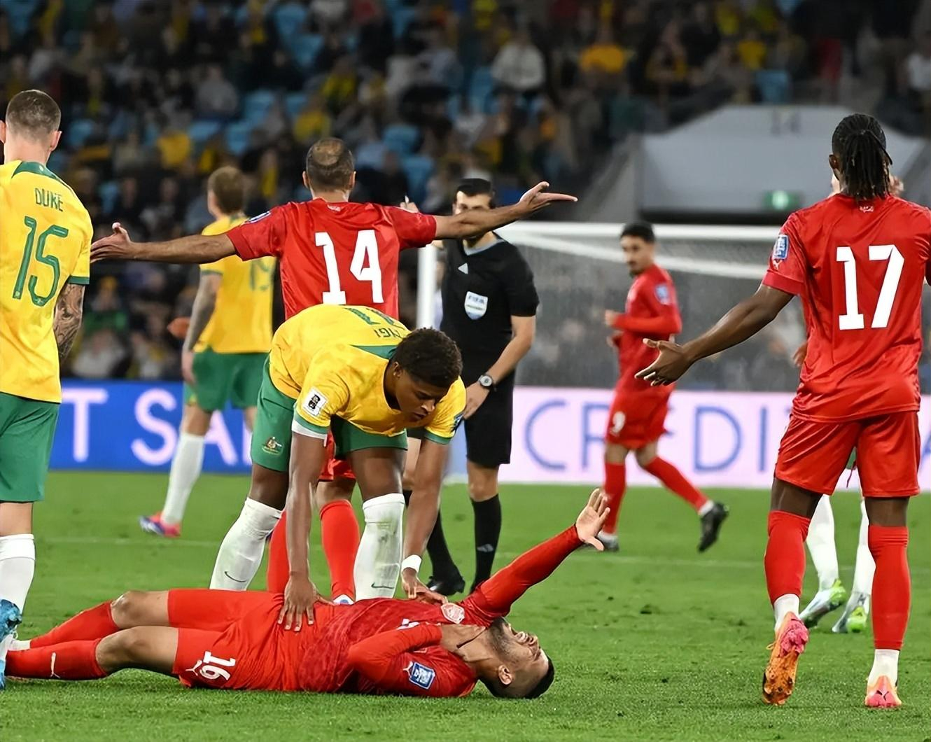 紧张足球比赛中球队表现出色，势如破竹的简单介绍