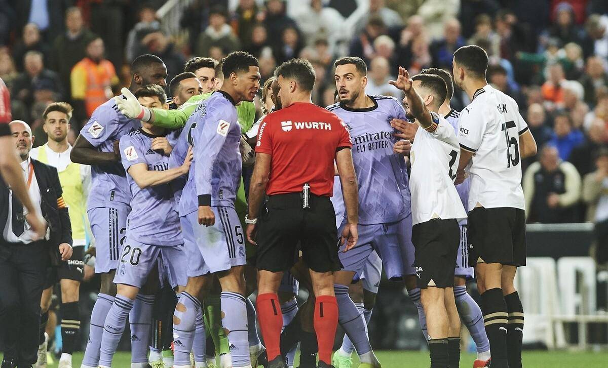 瓦伦西亚士气低迷,连续失球成隐忧的简单介绍 瓦伦西亚士气低迷,连续失球成隐忧的简单介绍