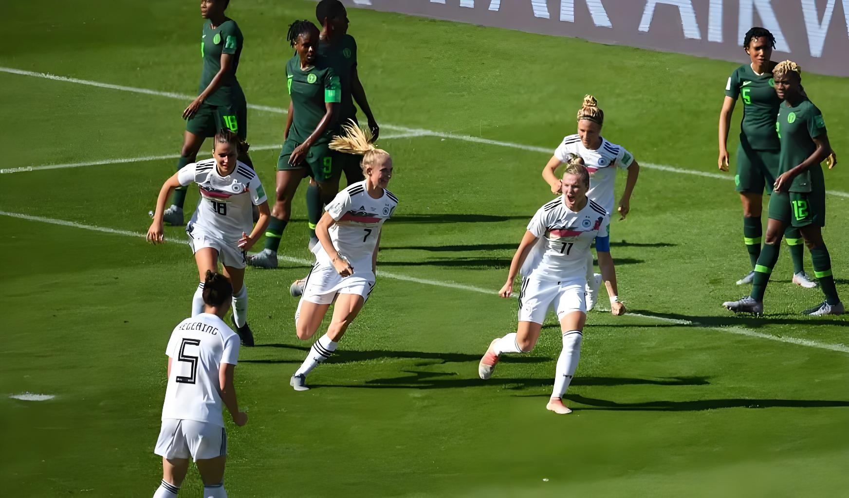 奥地利女足球员参与公益活动