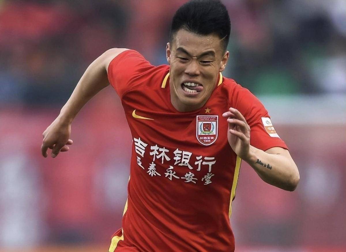 关于战术调整带来胜利，教练团队赢得赞誉的信息