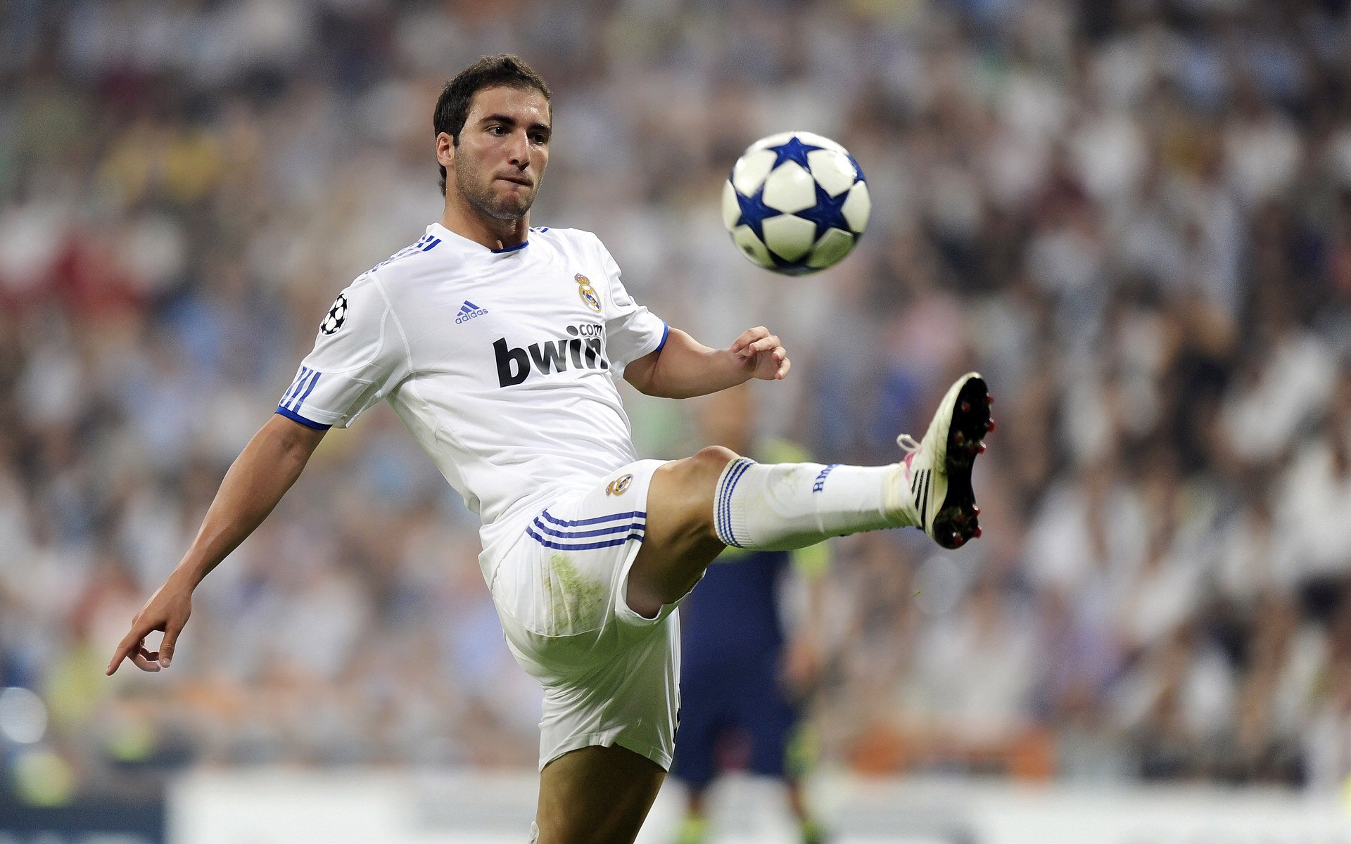 拉亚冠军级表现封神，比利亚雷亚尔力克巴黎的战术启示